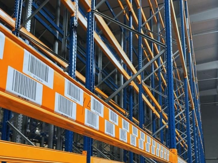Kody kreskowe lokalizacji na regałach paletowych w magazynie CLE Commerce
